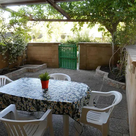 Bilocale Con Veranda Giardino Al Mare In Baia بيت للعطل