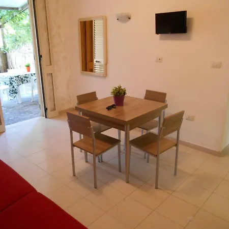 Bilocale Con Veranda Giardino Al Mare In Baia 펜션 *